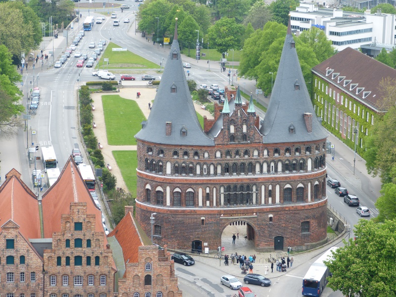 Blick vom Turm der Kirche St. Petri auf das Holstentor