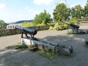 die Kanonen auf dem Wach- und Wehrturm des Oberen Schlosses waren auf die Stadt gerichtet