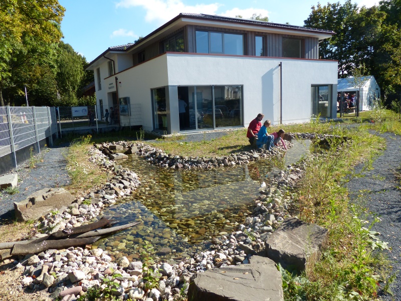 das Wissenshaus mit einem kleinen Biotop (am Ufer der Sieg)