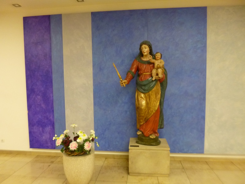 im Foyer des katholischen Krankenhauses