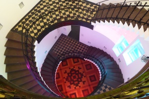 Blick in das Treppenhaus unseres Museums - Videoinstallation von Diana Thater