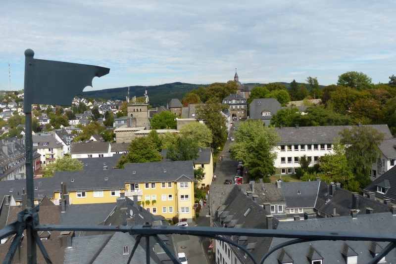 Blick vom Umgang auf dem Kirchturm auf den Schlossberg