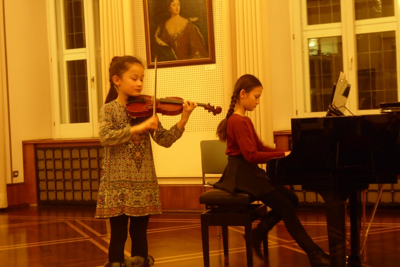 Laura von Fintel (Violine) und Schwester Franziska (Klavier)